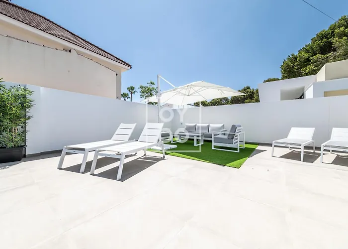 Villa Coral, Chic Coastal Design, Saltwater Pool - By Oyoostays